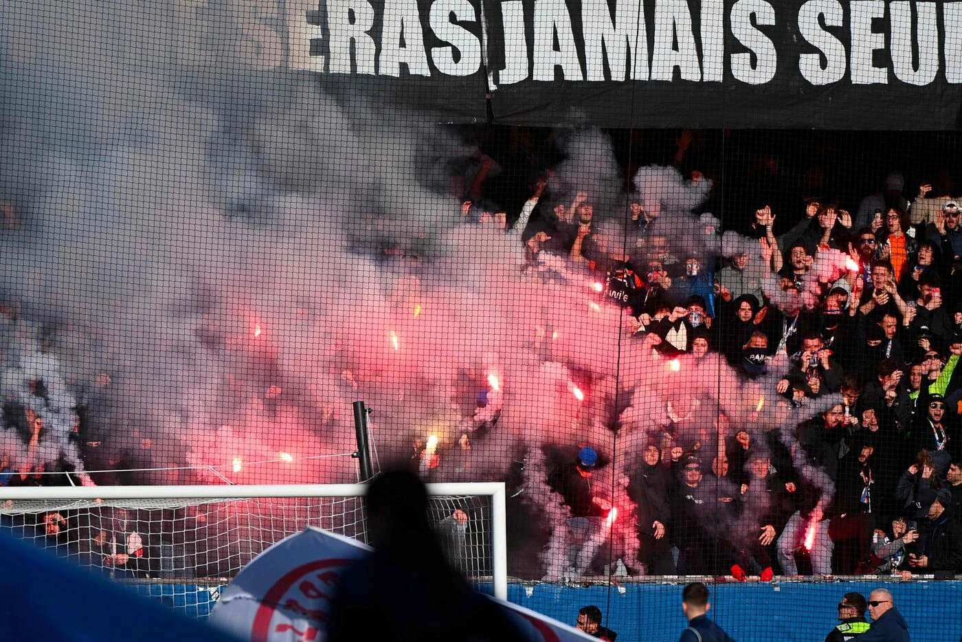 Montpellier - Saint-Étienne : le match de Ligue 1 arrêté après un incendie à la suite de jets de fumigènes