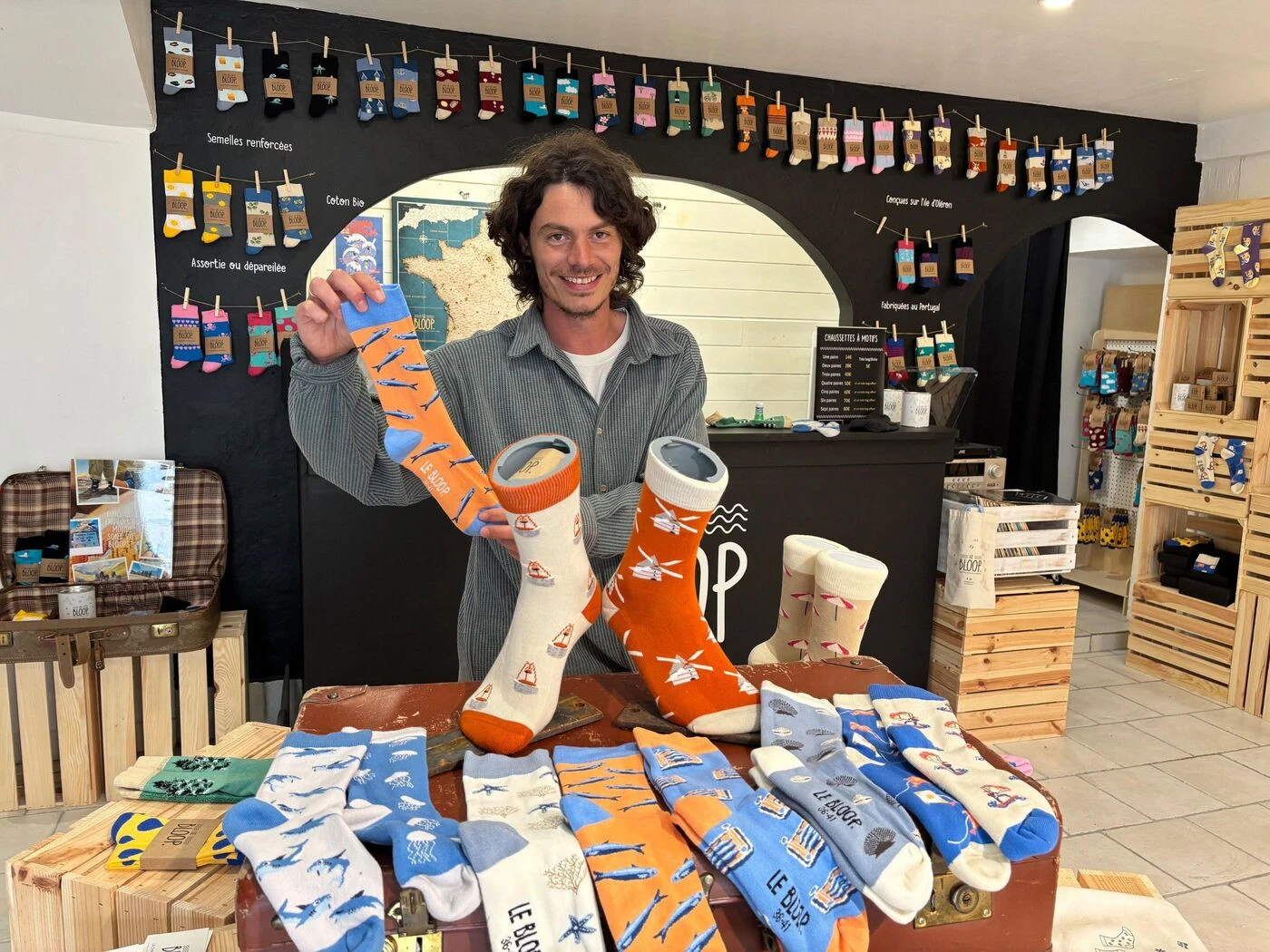 Huîtres, phares et coquillages : ses chaussettes à motifs d’Oléron font un carton