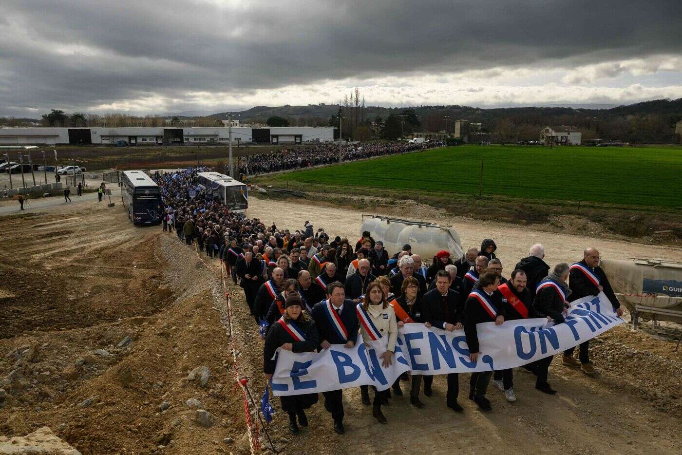 « A69, on finit ! » : manifestation de milliers de défenseurs de l’autoroute