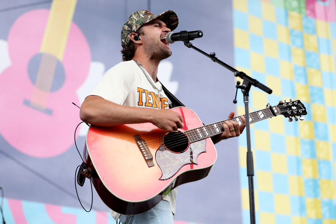 Le chanteur de country Conner Smith percute mortellement une femme de 77 ans sur un passage piéton