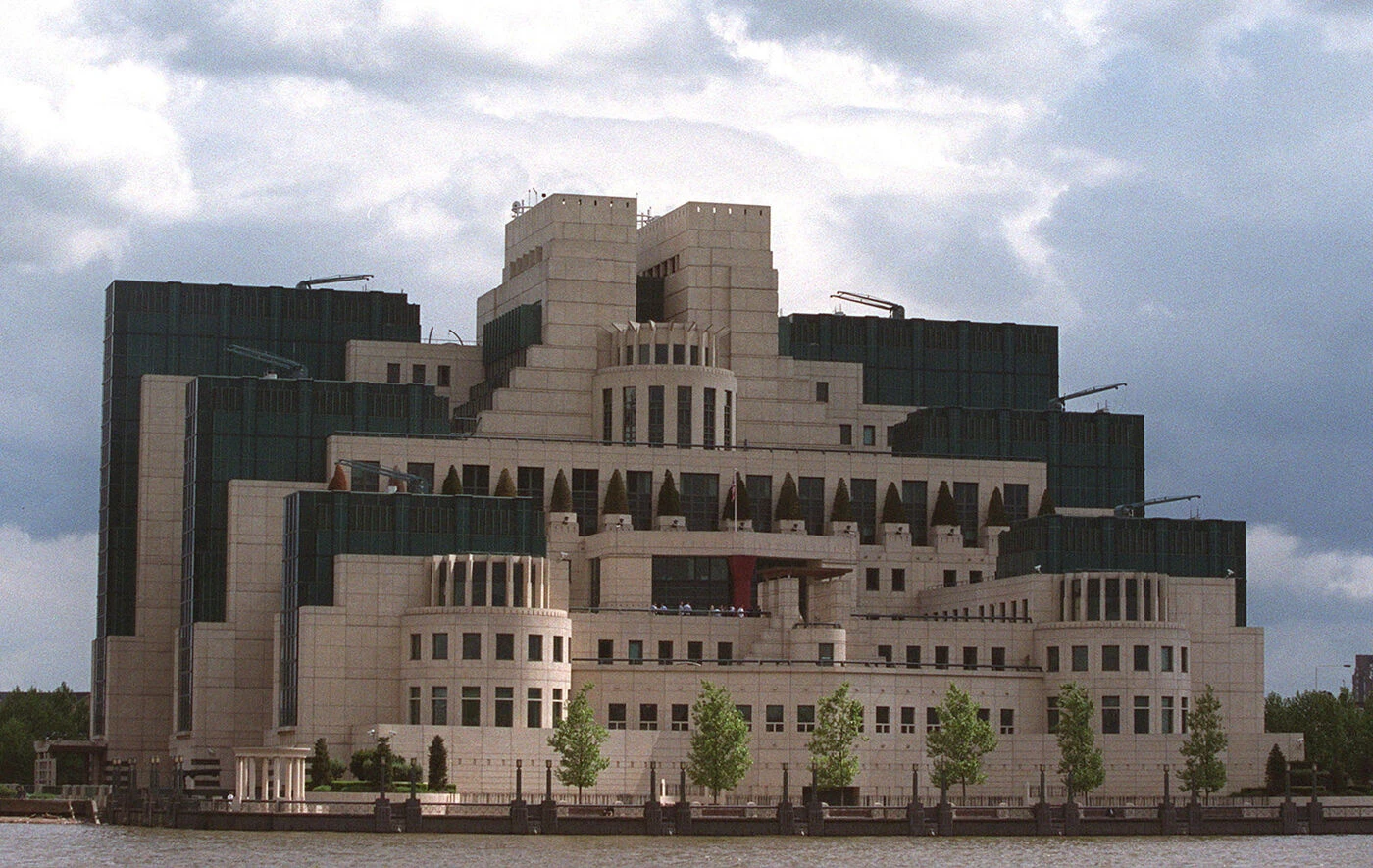 « Faciliter le recrutement d’espions » : le MI6 lance une plate-forme sur le dark web pour les contacter directement
