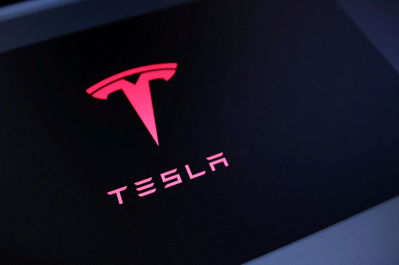 Plombé par les droits de douane, Tesla voit ses bénéfices et le cours de son action chuter