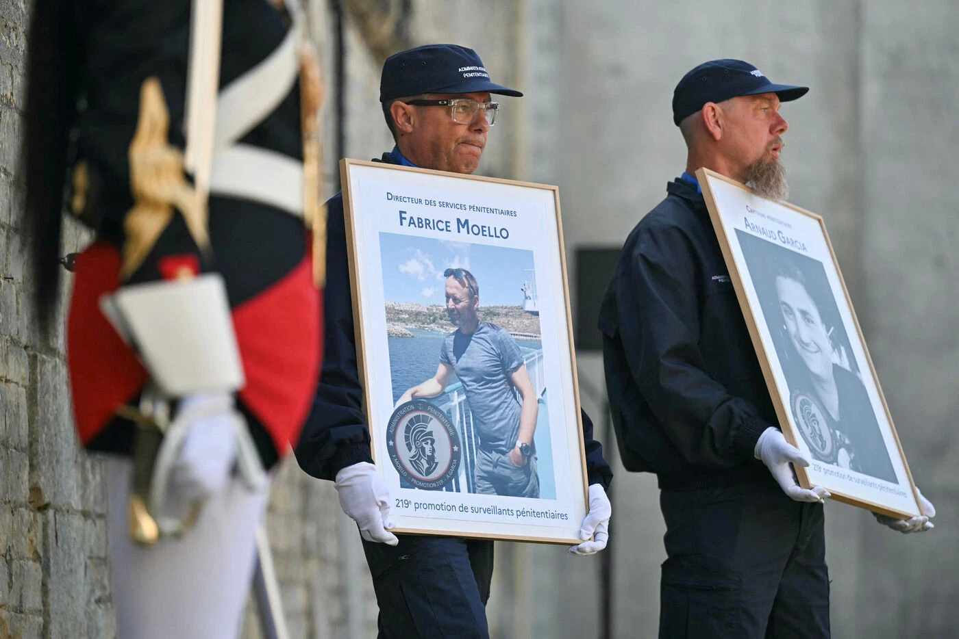 Un an après l’évasion de Mohammed Amra, Emmanuel Macron a rendu hommage aux deux agents tués au péage d’Incarville