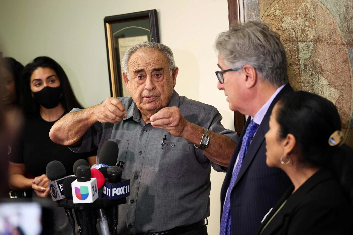 « Je ne peux pas respirer ! » : un Américain de 79 ans plaqué au sol par la police de l’immigration réclame 50 millions de dollars