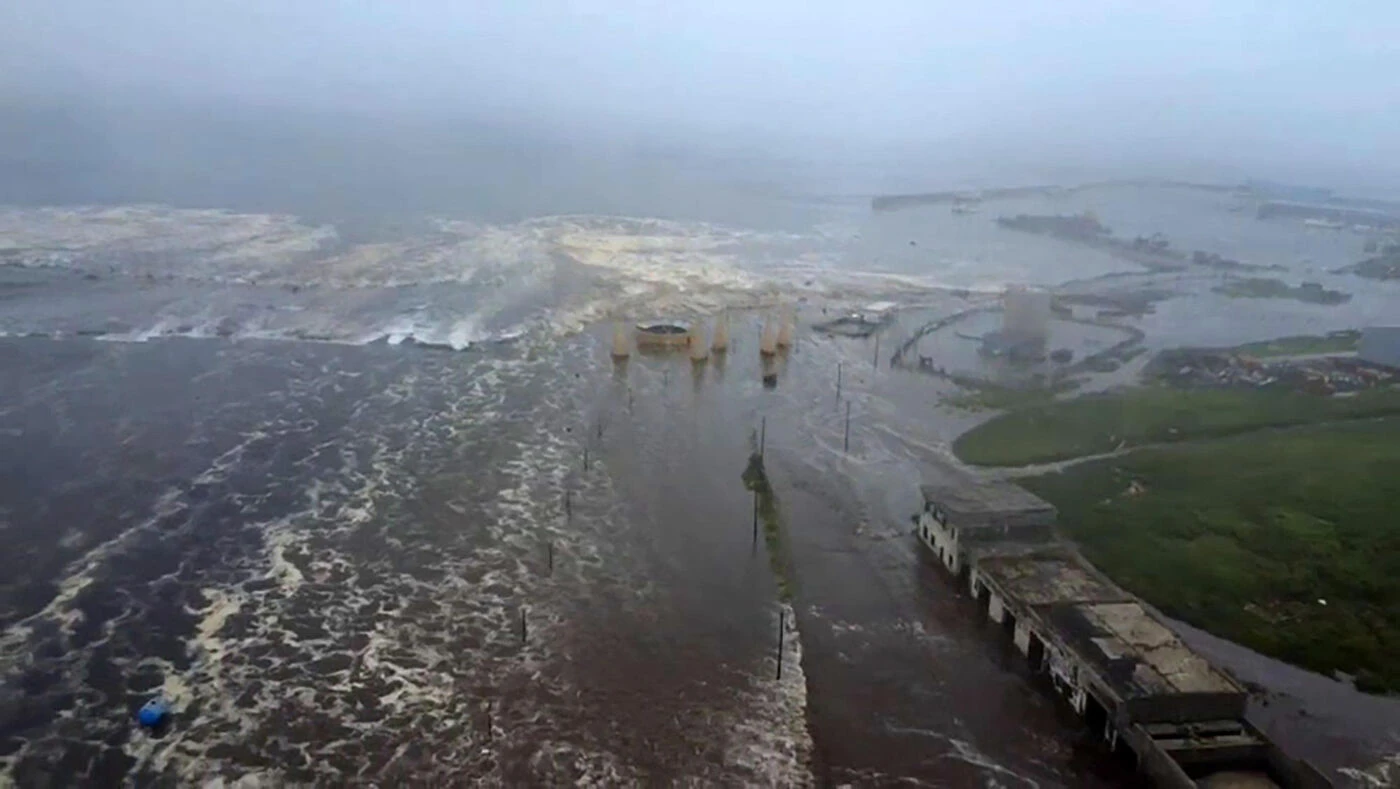 Russie : après le tsunami, des bâtiments engloutis sous l’eau, mais pas de panique