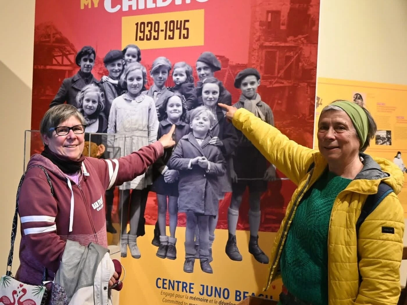 Une habitante de Caen reconnaît sa mère et sa tante sur une photo de douze enfants prise à l’été 1944 par un reporter de guerre canadien