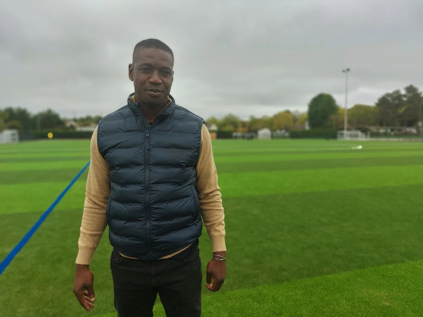 «J’ai grandi ici»: dans le Val-de-Marne, l’ex-gloire de l’AJ Auxerre Olivier Kapo a un terrain de foot à son nom