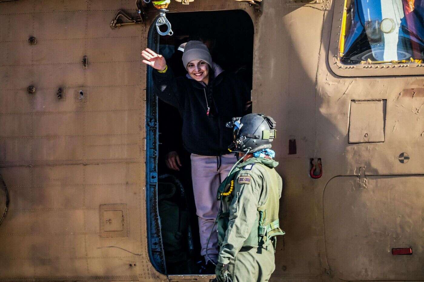 « Merci beaucoup, je vous aime tous » : les premières images des quatre otages israéliennes libérées