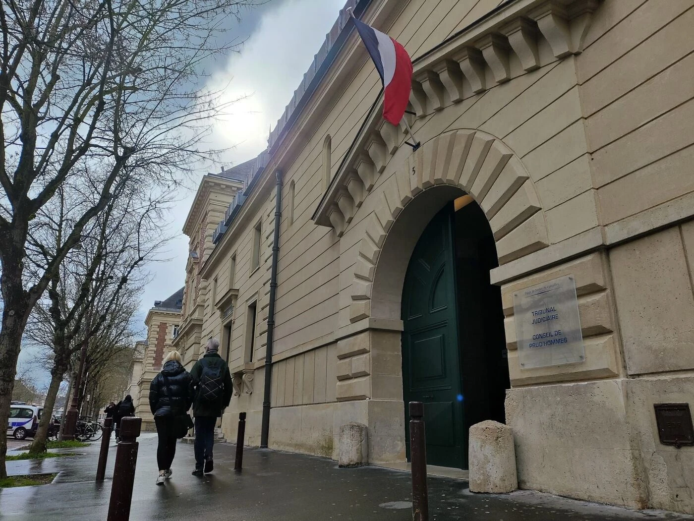 Mantes-la-Jolie : sa compagne l’« agace », il l’agresse et la menace avec un couteau