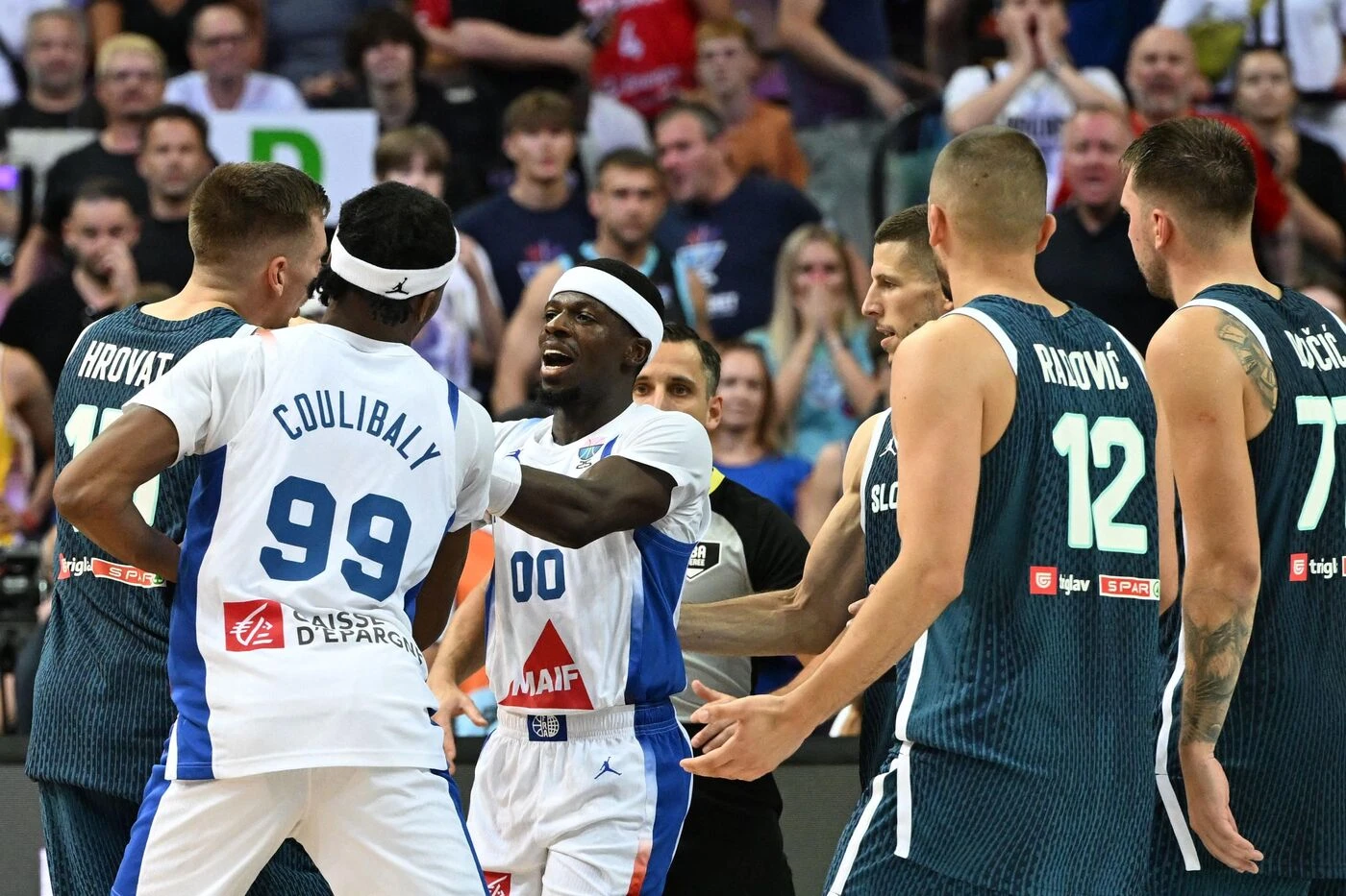 France-Slovénie (103-95) : pourquoi le match s’est terminé dans la confusion après un panier contesté de Francisco