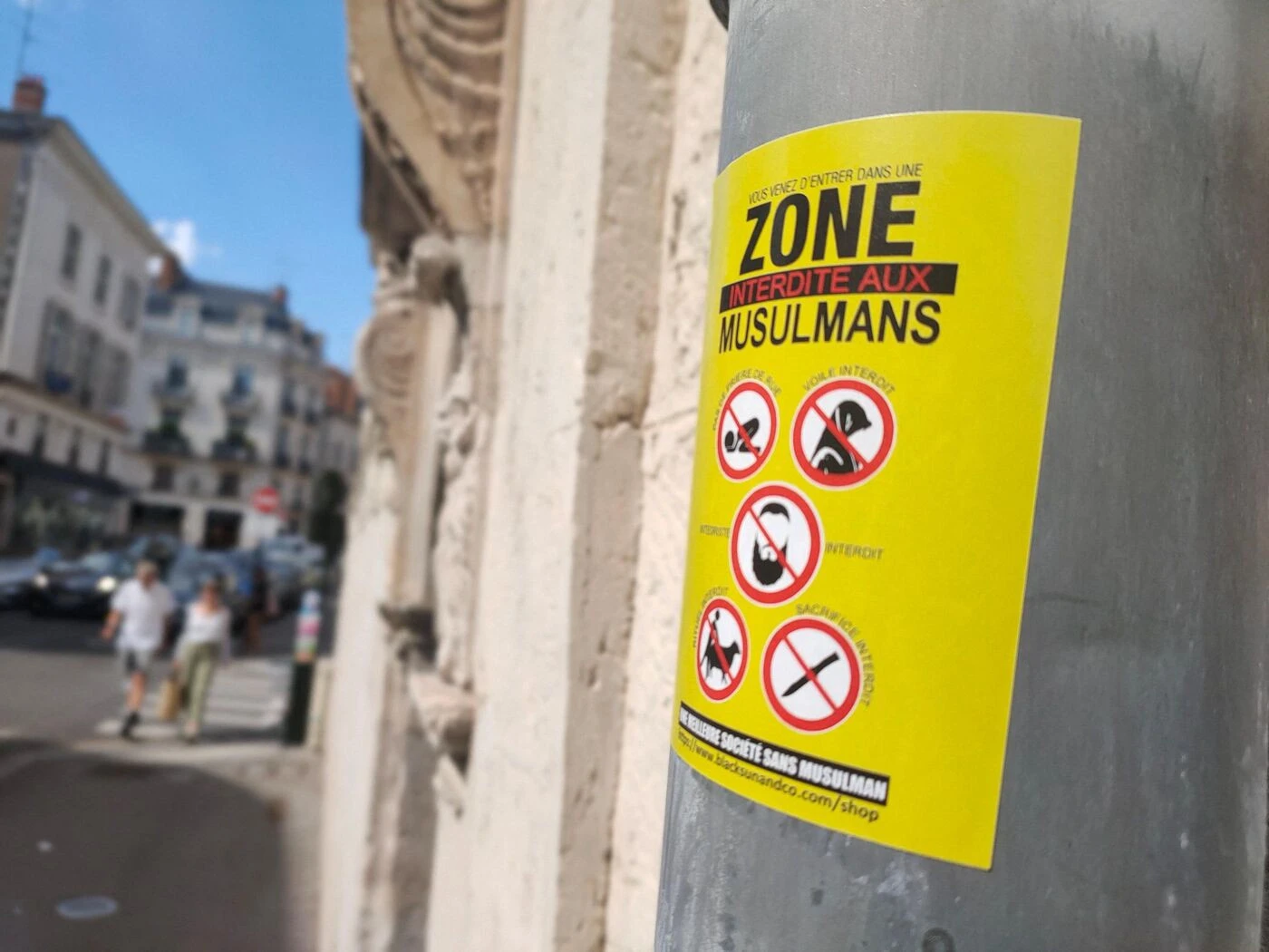 « Zone interdite aux musulmans » : Orléans sous le choc après la découverte d’autocollants racistes