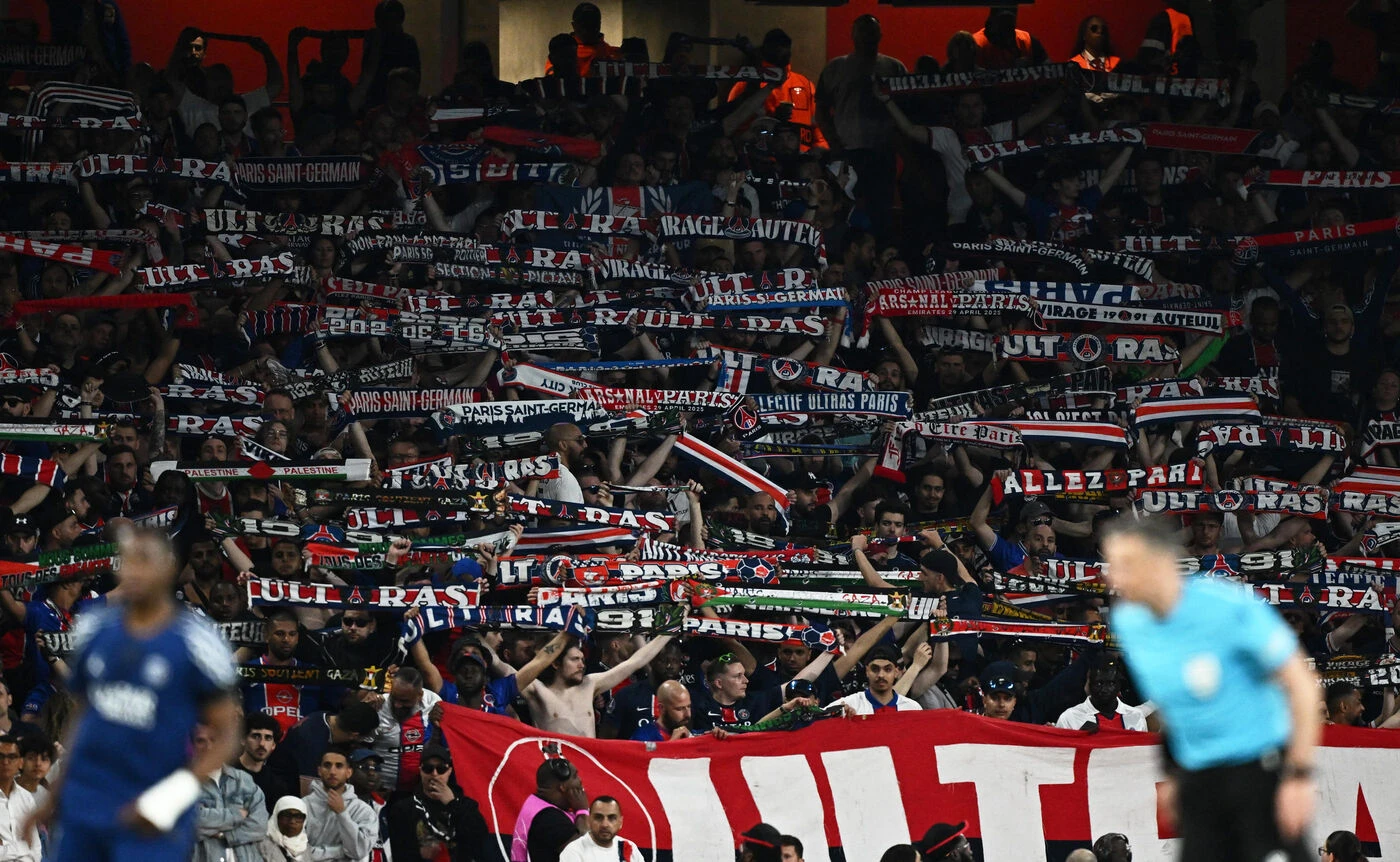 Arsenal-PSG : les images de Javier Pastore et Alain Roche dans le parcage des supporters parisiens