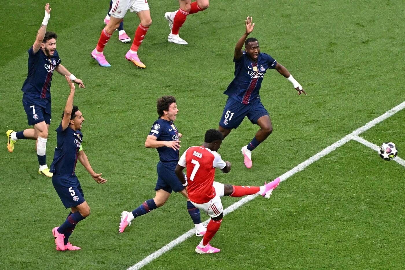 PSG-Arsenal : pourquoi l’arbitre n’a pas sifflé pénalty sur la main évidente de Saka