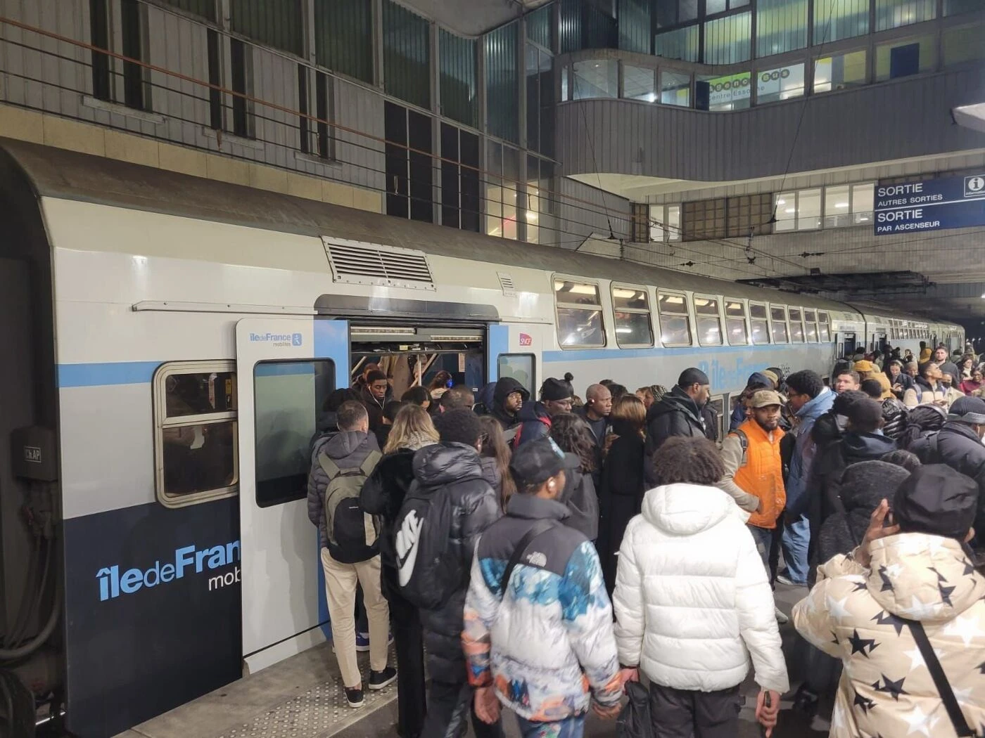 RER E : trafic interrompu sur une partie de la ligne après une panne de signalisation, départs et arrivés des trains à Paris Est