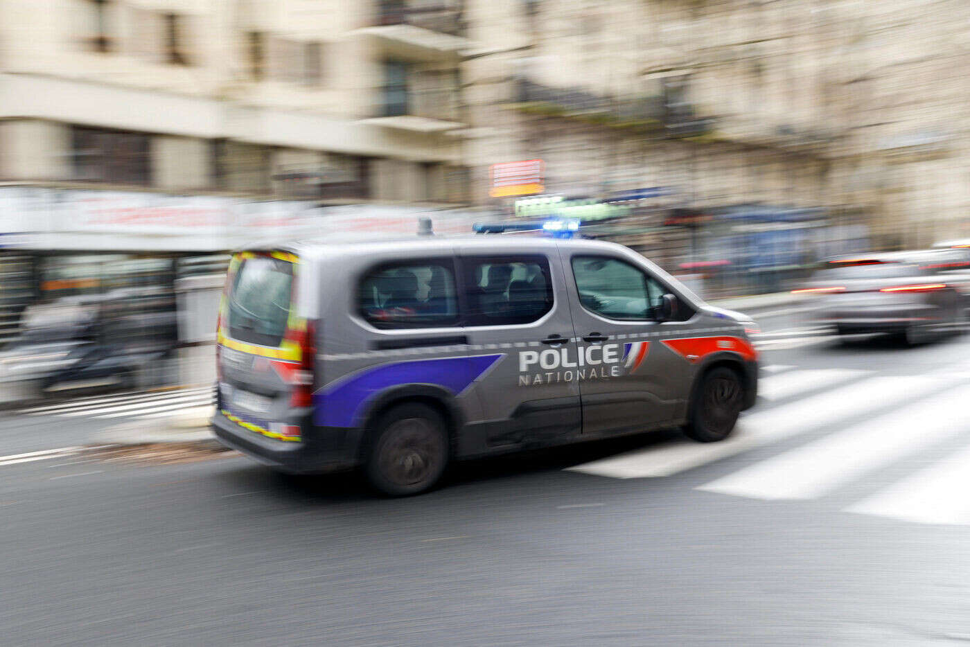 Yvelines : sans permis et sous stupéfiant, il roule à 160 km/h et grille un feu avant de percuter une voiture