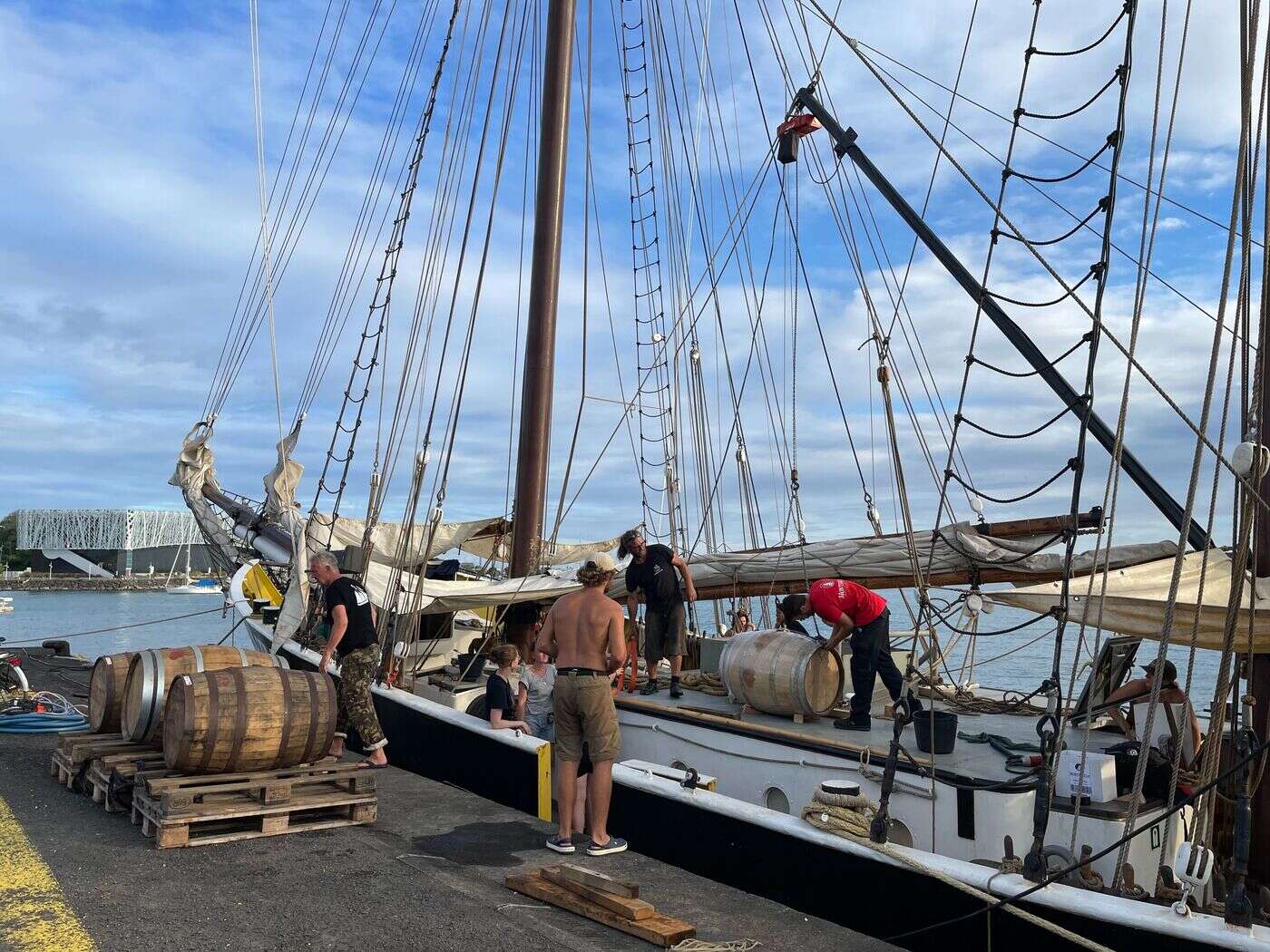 En Charente-Maritime, des produits transportés à la voile désormais vendus en ligne