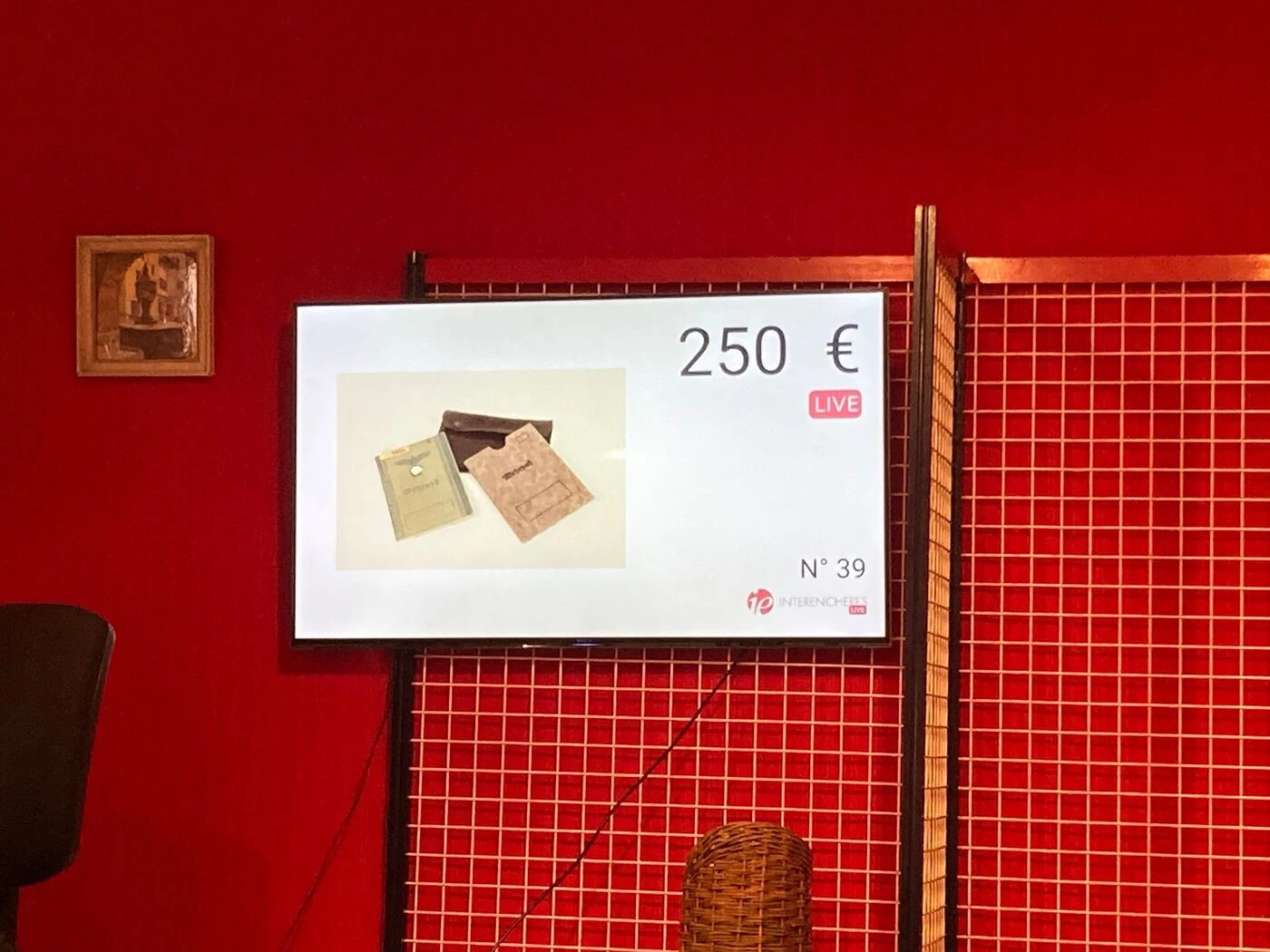 Vente aux enchères comprenant 200 objets nazis : à Orléans, les premières pièces ont trouvé acquéreurs