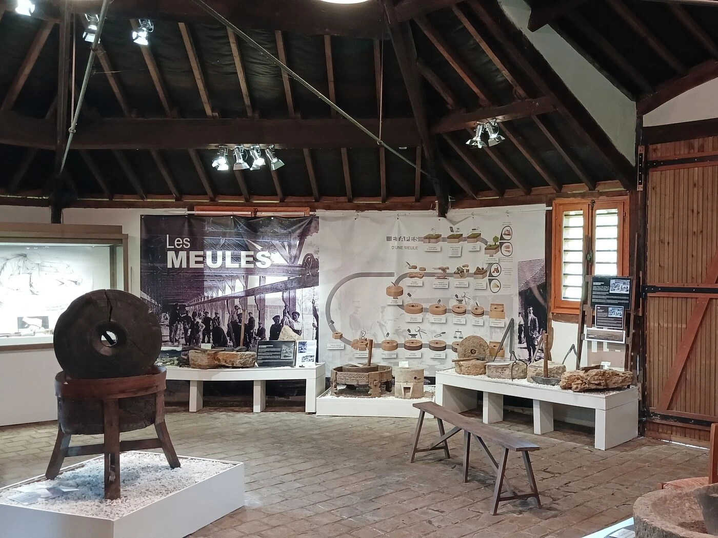 « Les gens rentrent et ne s’attendent pas du tout à voir ça » : le Conservatoire des meules et pavés d’Épernon, un musée unique en Europe