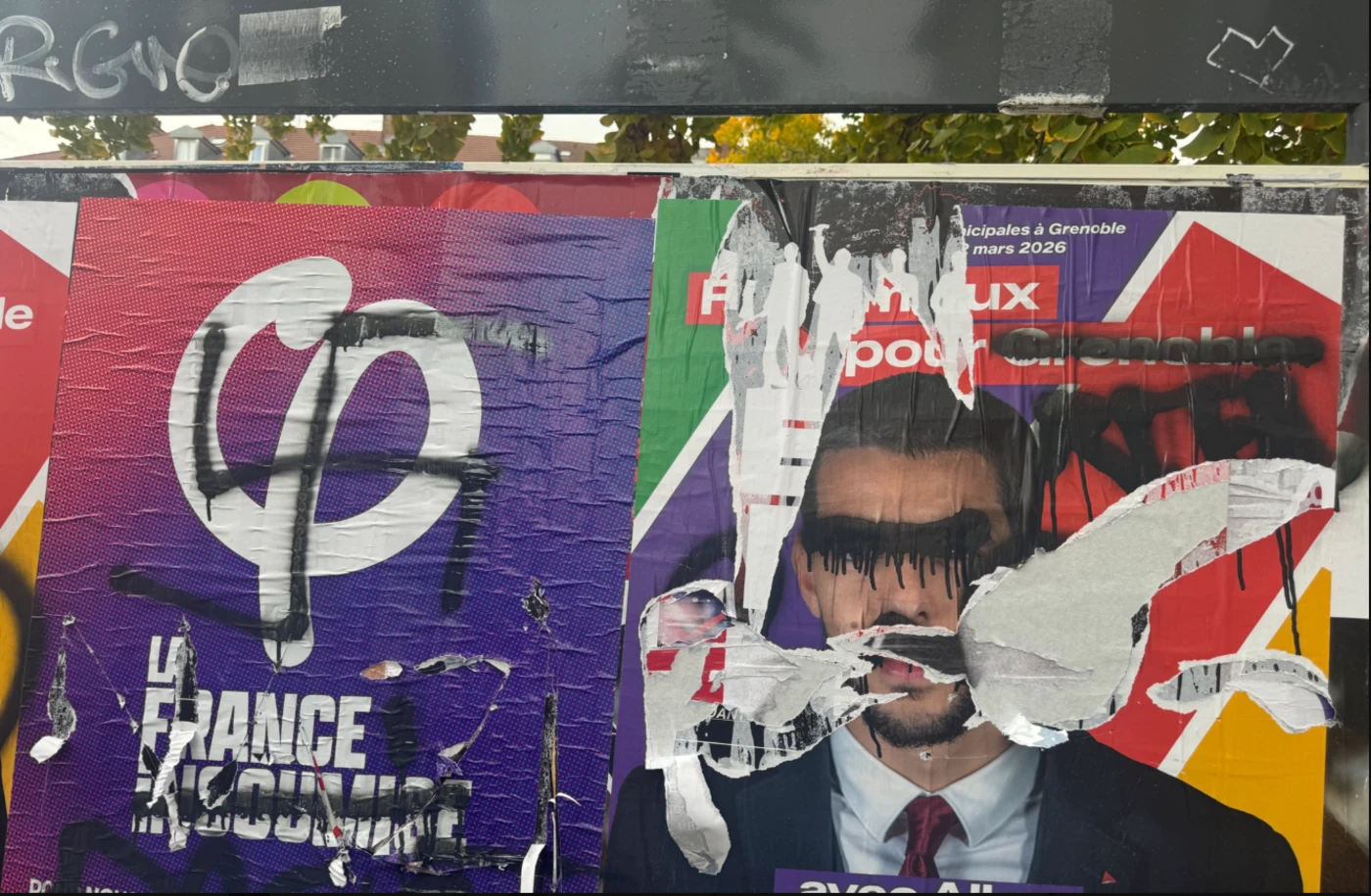 Municipales 2026 à Grenoble : le candidat LFI dénonce une croix gammée sur une de ses affiches