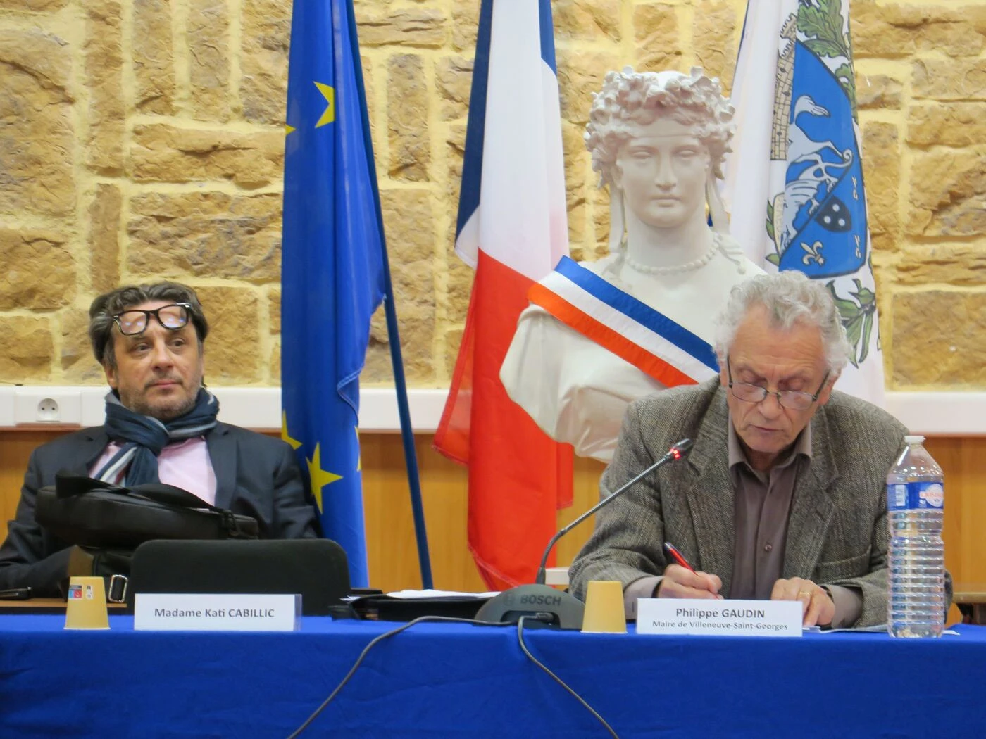 Après la démission d’un tiers des élus à Villeneuve-Saint-Georges, « de la mousse » mais pas encore de date d’élections