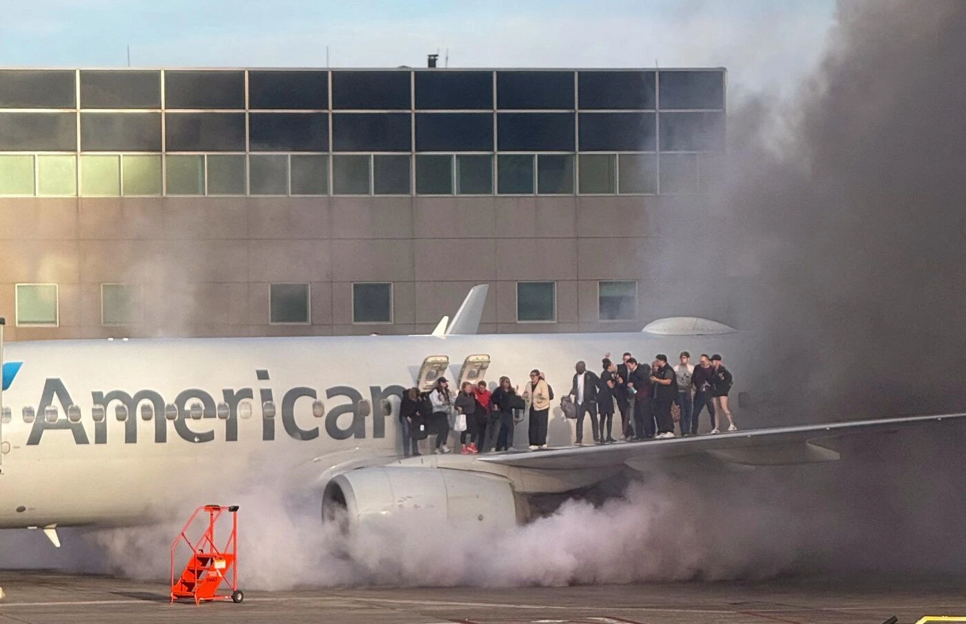 Des passagers se réfugient sur l’aile... un avion prend feu à l’atterrissage aux Etats-Unis