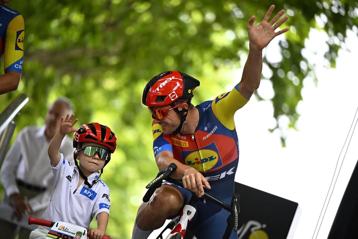 Tour de France : il a 4 ans et signe déjà des autographes, Scott Theuns nouvelle star trop mignonne du peloton