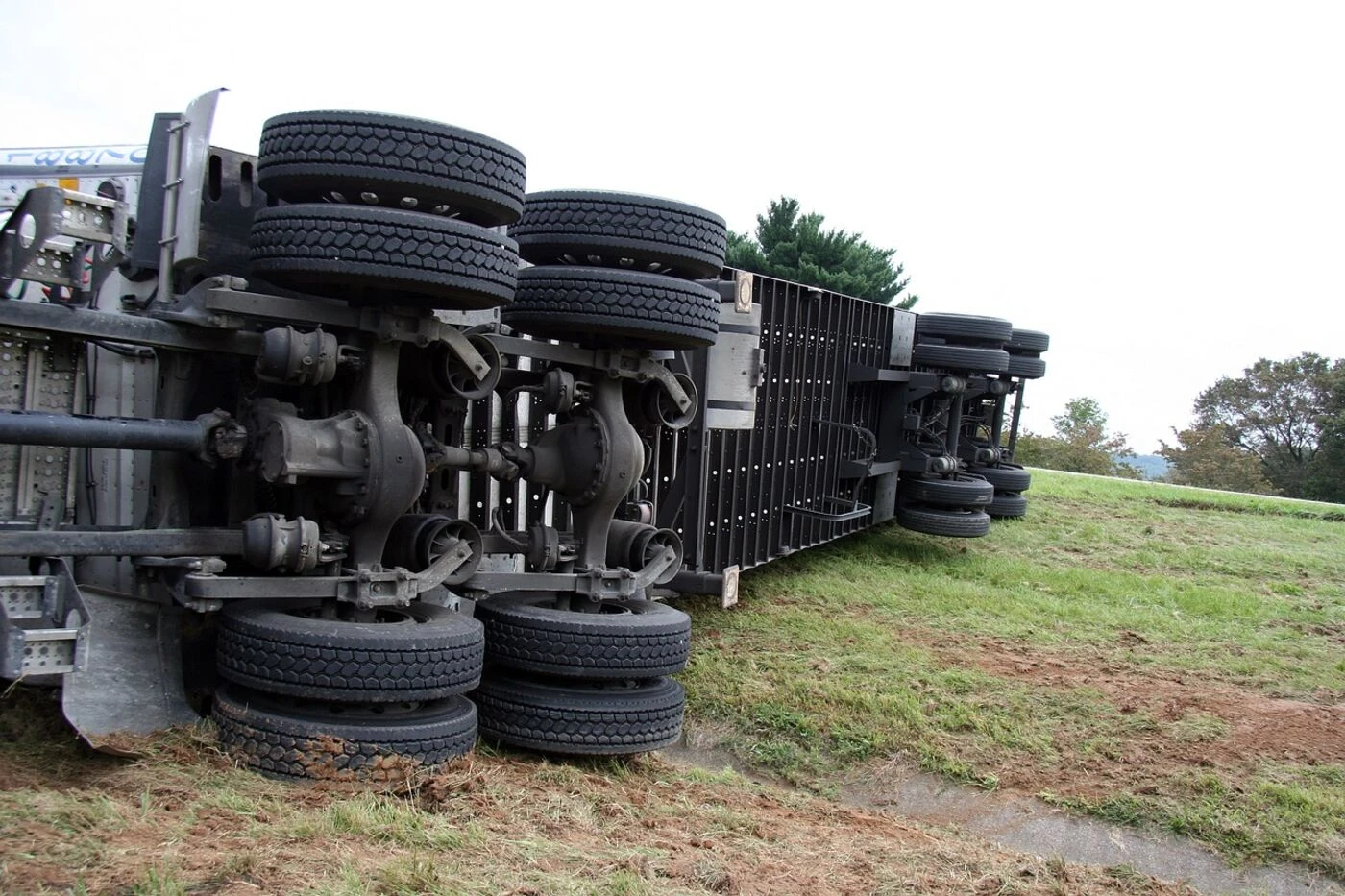 Un semi-remorque se renverse, éparpillant des millions de pièces de dix centimes sur une autoroute du Texas