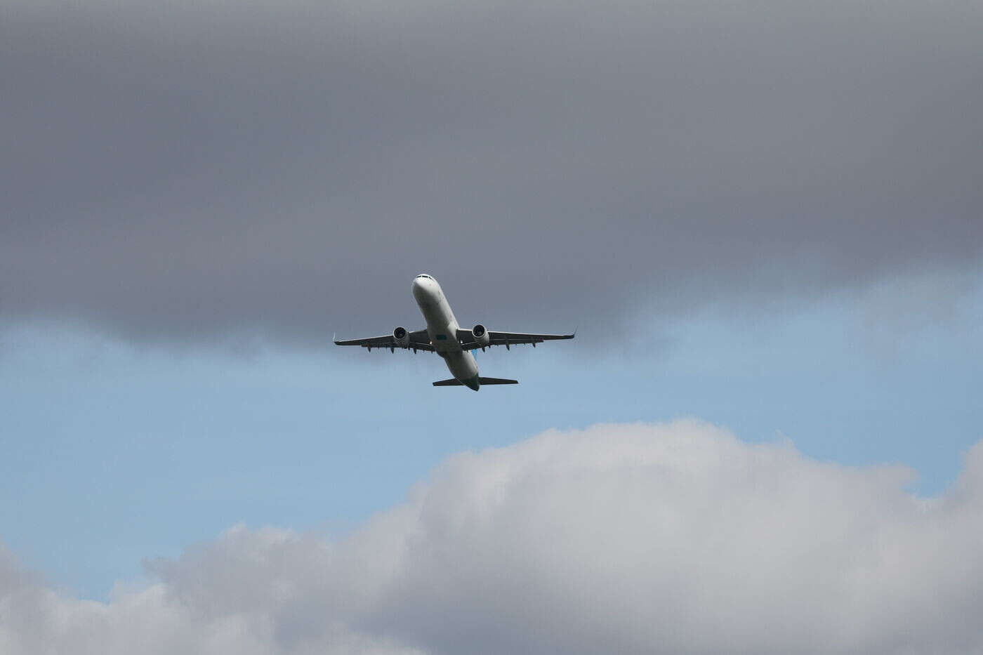 « Soyez propres aux toilettes » : l’annonce polémique d’une hôtesse de l’air Swiss aux passagers de la classe éco