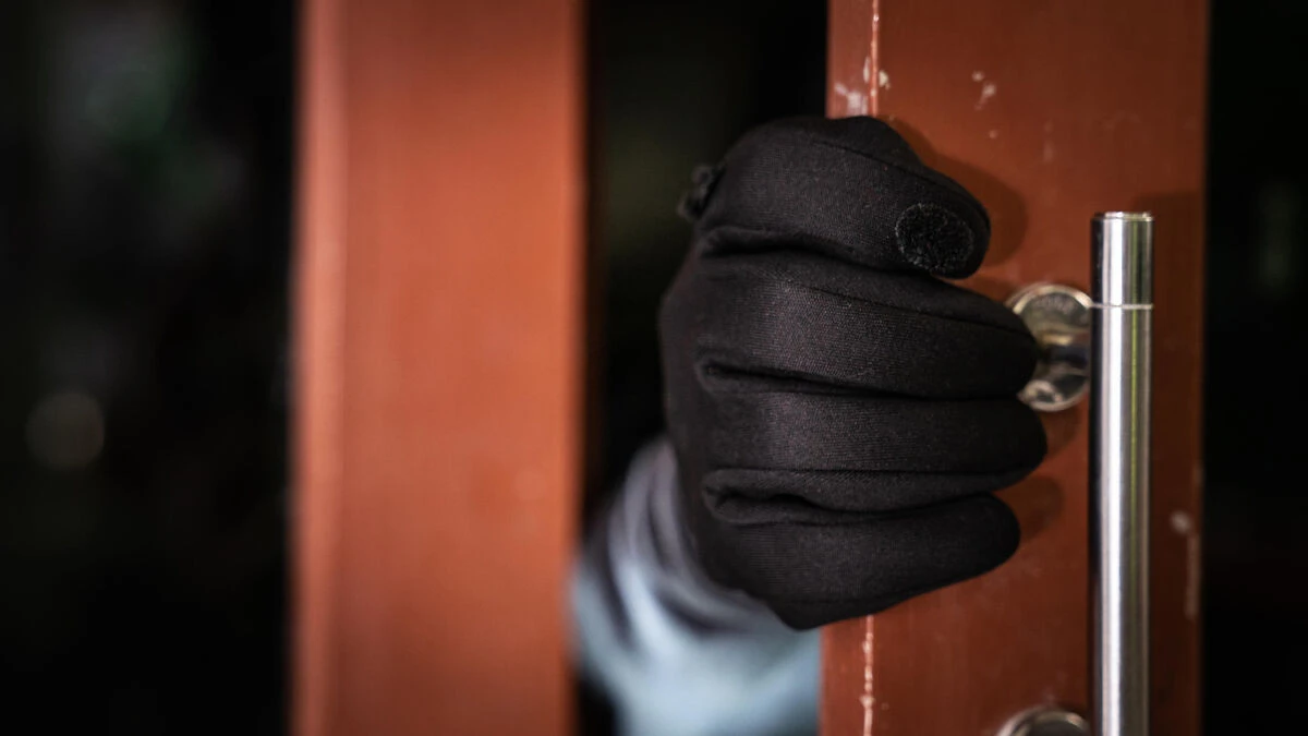 À genoux et couteau sous la gorge : deux touristes brésiliens victimes d’un home-jacking à Paris
