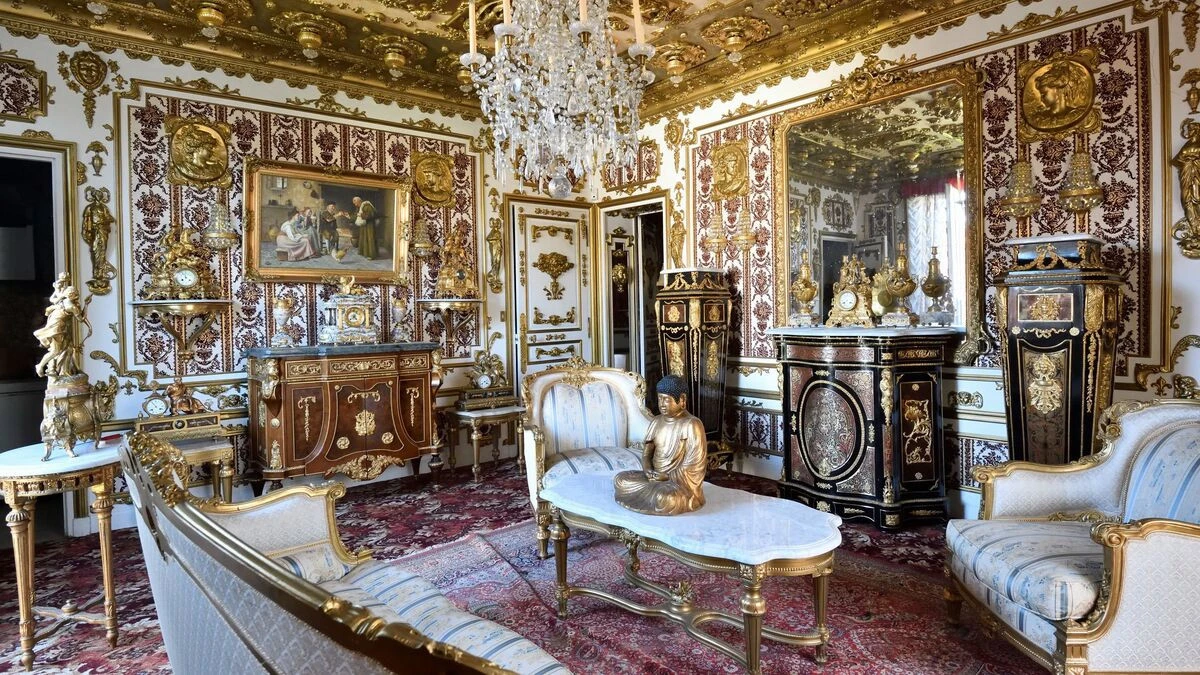 Entre pendule à 70 euros et commode Louis XVI à 30 000, l’incroyable mobilier du « palais doré » de Créteil vendu aux enchères
