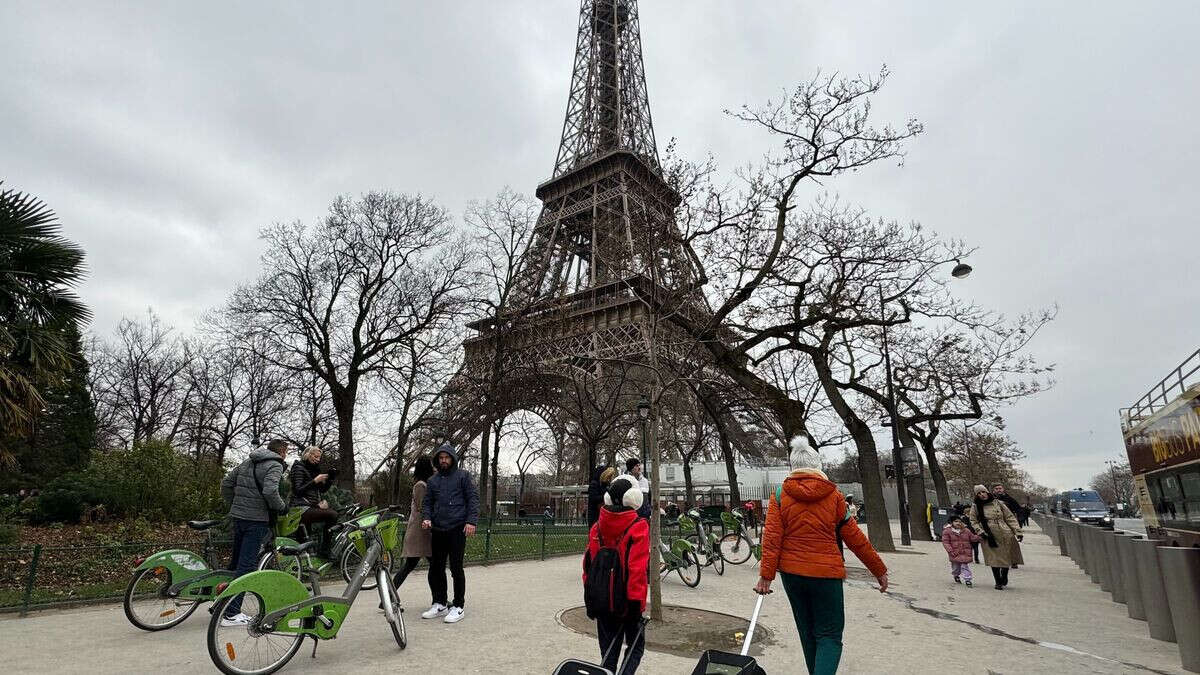 Paris : la tour Eiffel évacuée après un court-circuit sur un rail d’alimentation d’un ascenseur