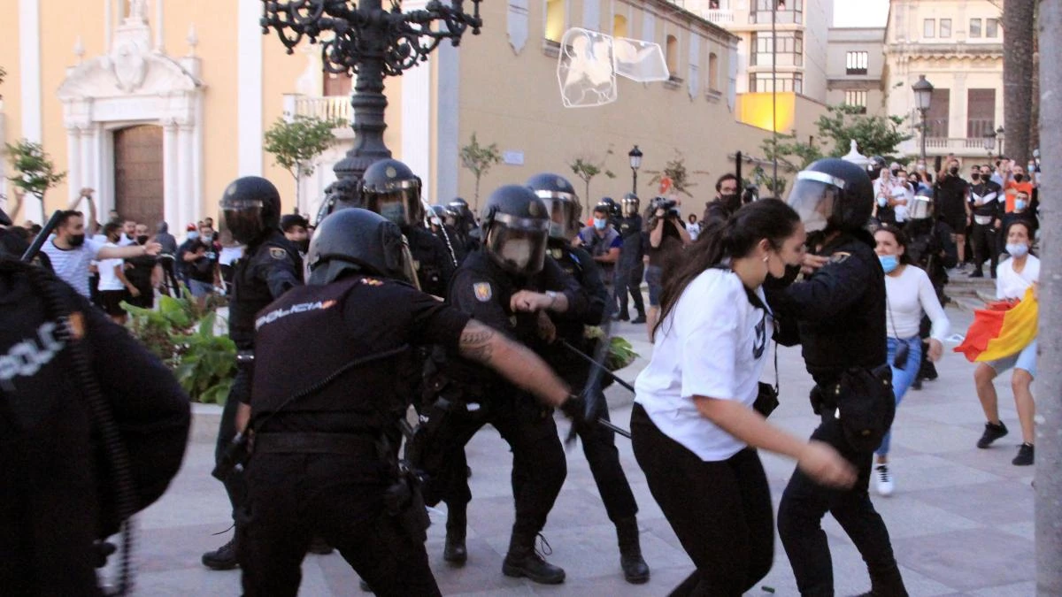Dos detenidos y siete agentes heridos tras los disturbios por la presencia de Abascal en Ceuta