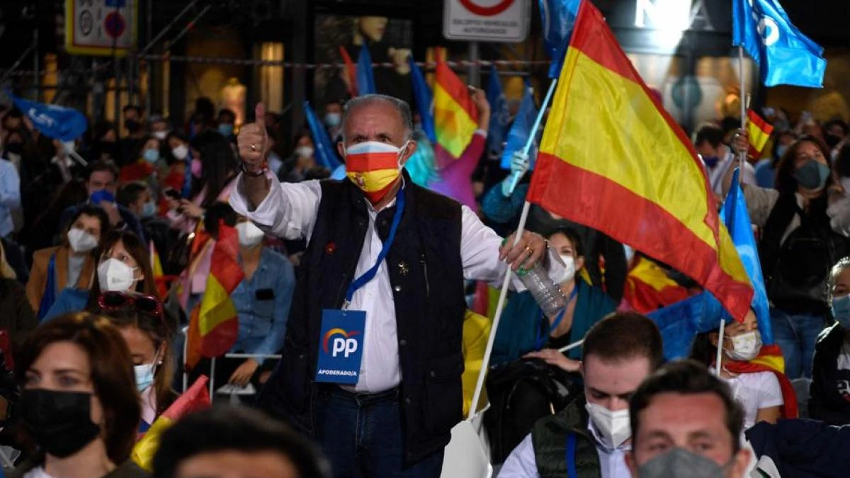 Ayuso arrasa en las elecciones y solo necesitará a la abstención de Vox para gobernar