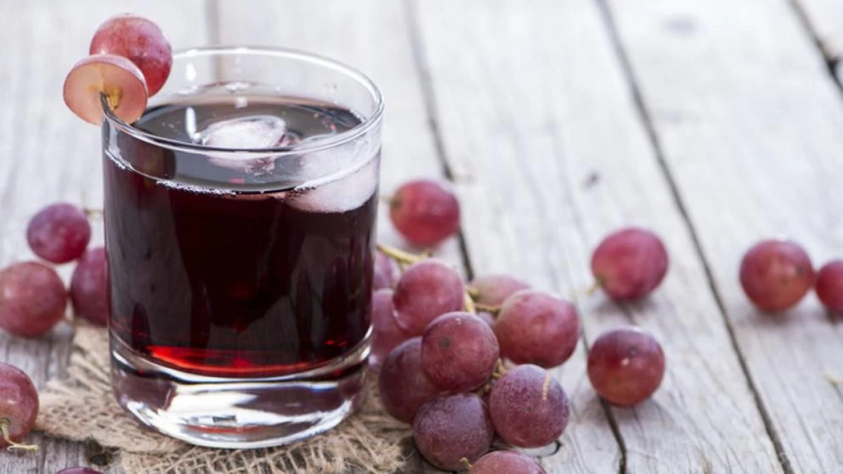 Un joven pide un mosto en un chiringuito, se equivocan y le dan por error un producto químico: ahora está en la UCI