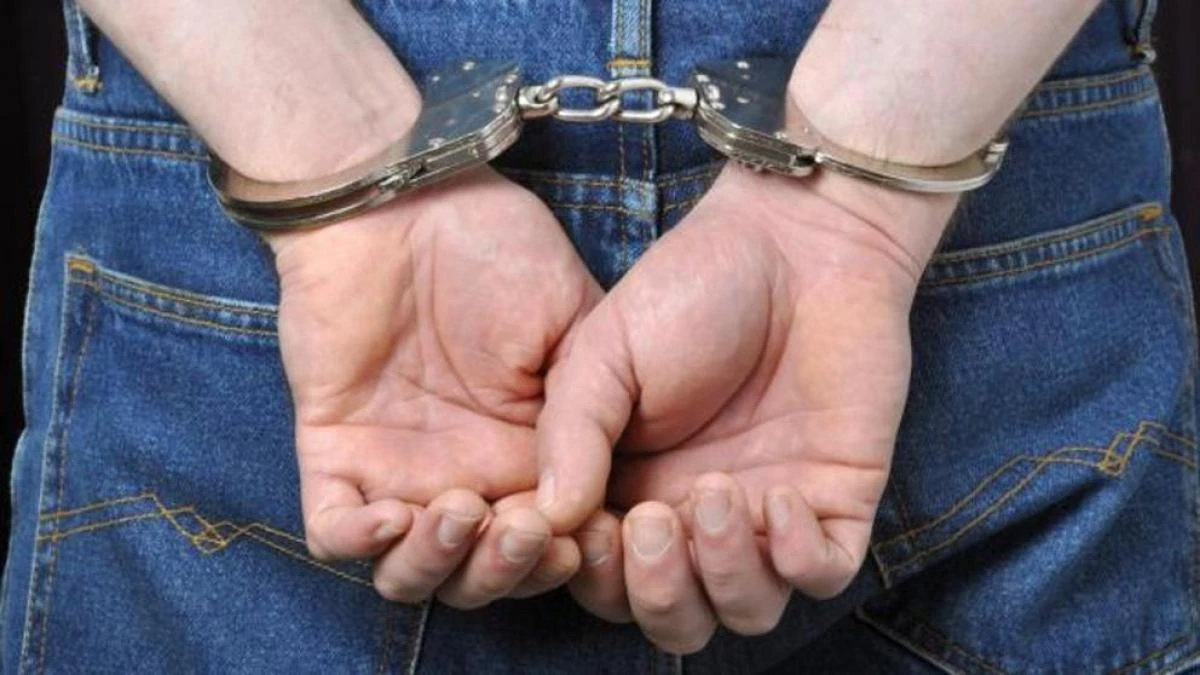 Tres cuidadores levantaban tirándole de los pezones de la cama a un anciano: han sido detenidos