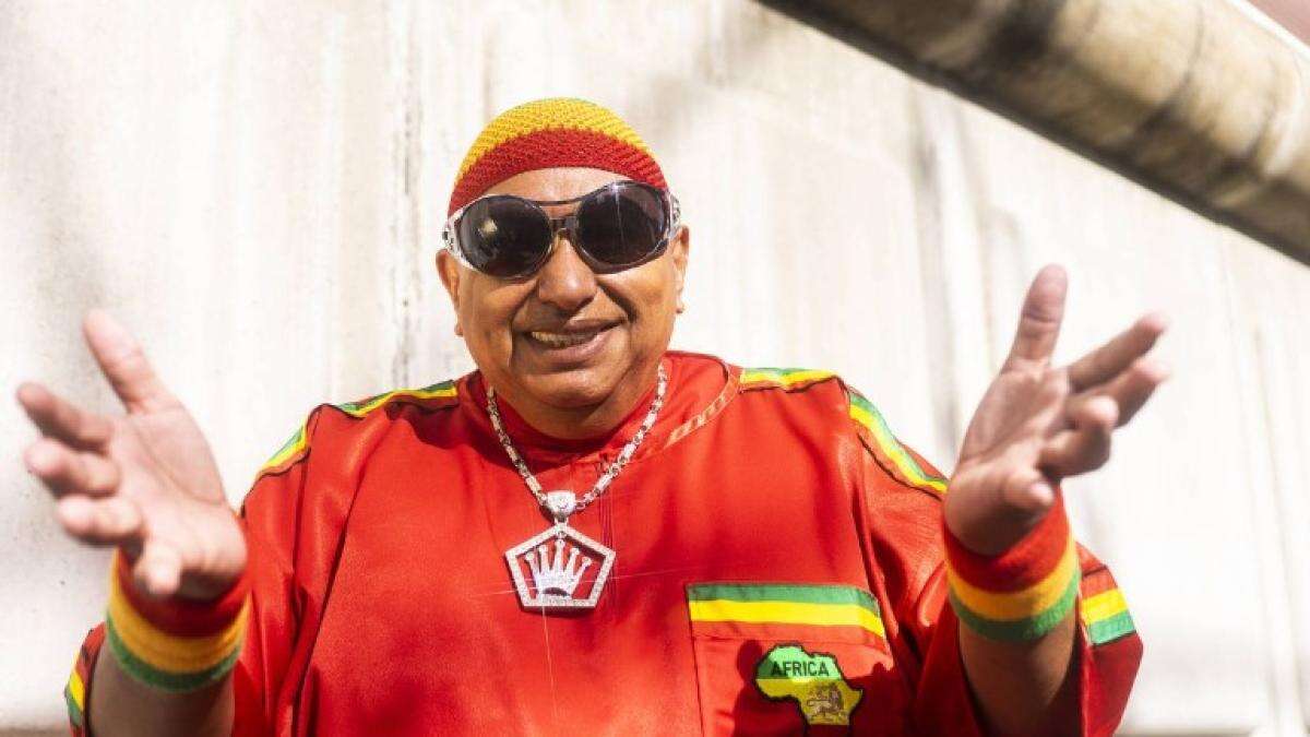 King África da un giro romántico a su estilo y anuncia su primera balada