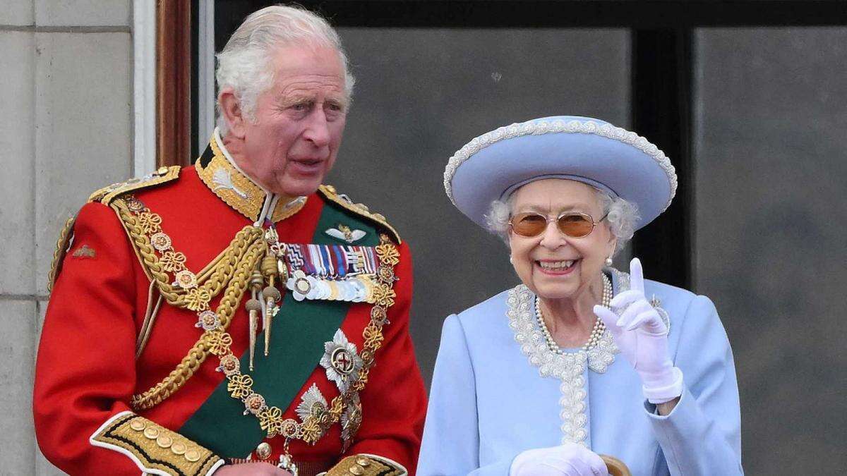 Carlos III conmociona compartiendo una foto besando a Isabel II: 