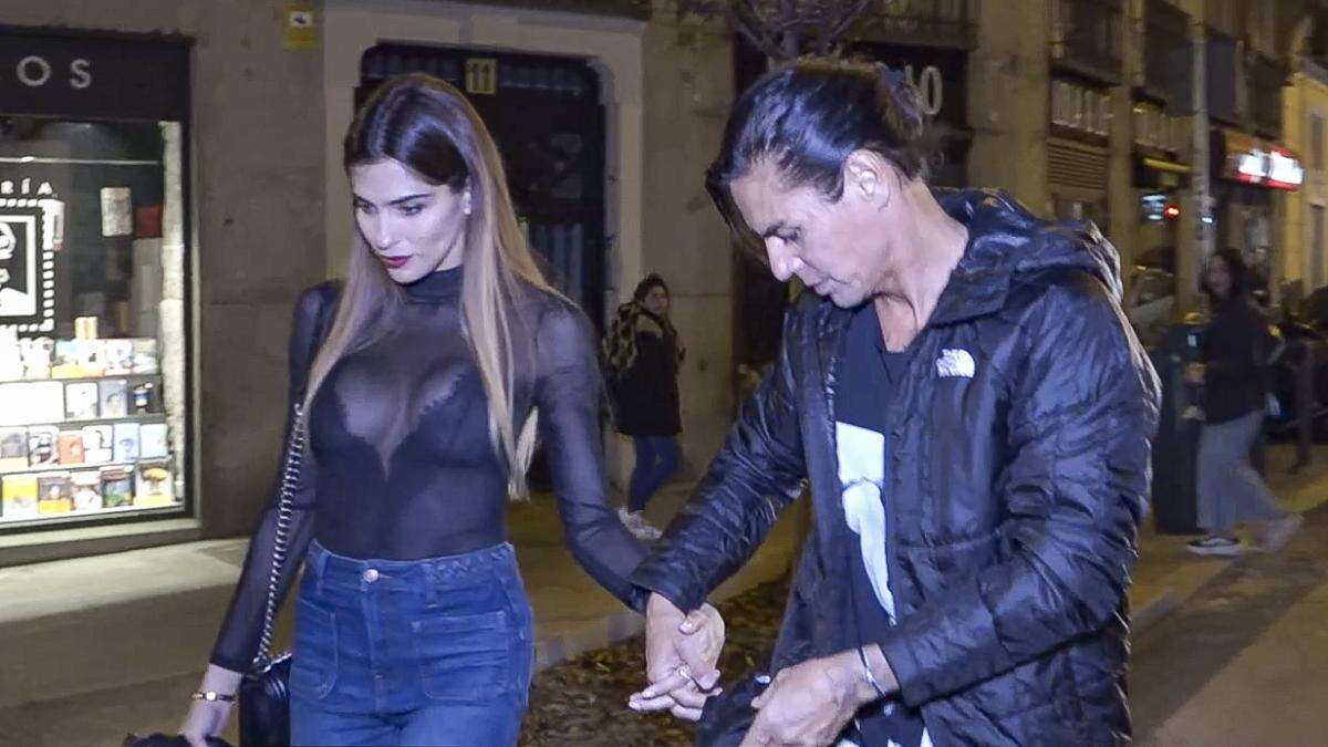 Julio José Iglesias pasea junto a su novia, la modelo cubana Ariadna Romero, por Madrid