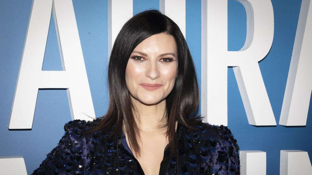 Laura Pausini sorprende a sus fans al inhalar oxígeno de una bombona en mitad de un concierto: 