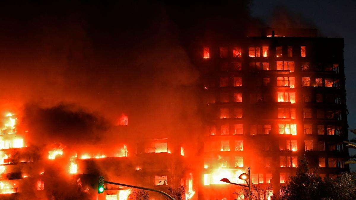 Claves sobre cómo pudo iniciarse el fuego que calcinó un edificio de 143 pisos en València