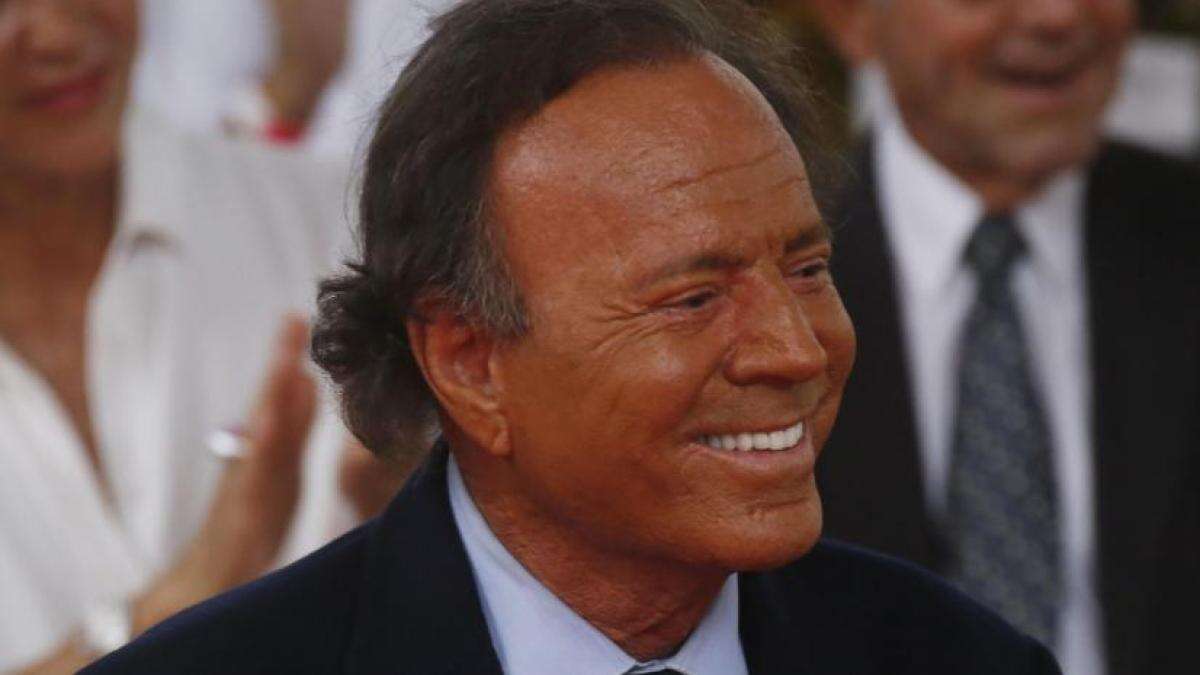 Tres piscinas, pistas de tenis y dos helipuertos: Así es la impresionante casa malagueña de Julio Iglesias donde sus hijos pasan las vacaciones