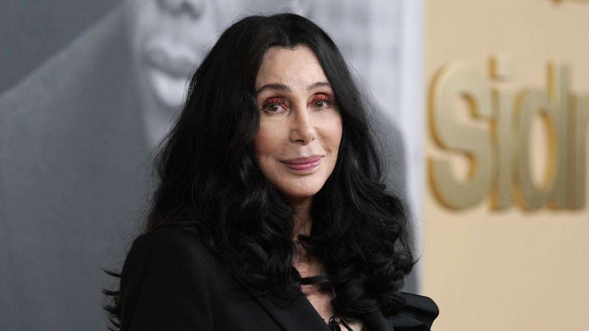 Cher confiesa que sale con hombres más jóvenes porque los de su edad “ya están todos muertos”