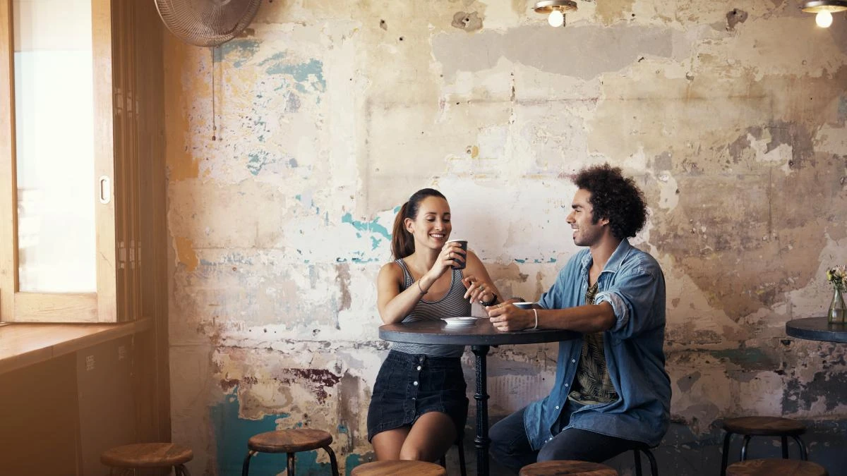 Un estudio apunta que cotillear en pareja podría fortalecer la relación