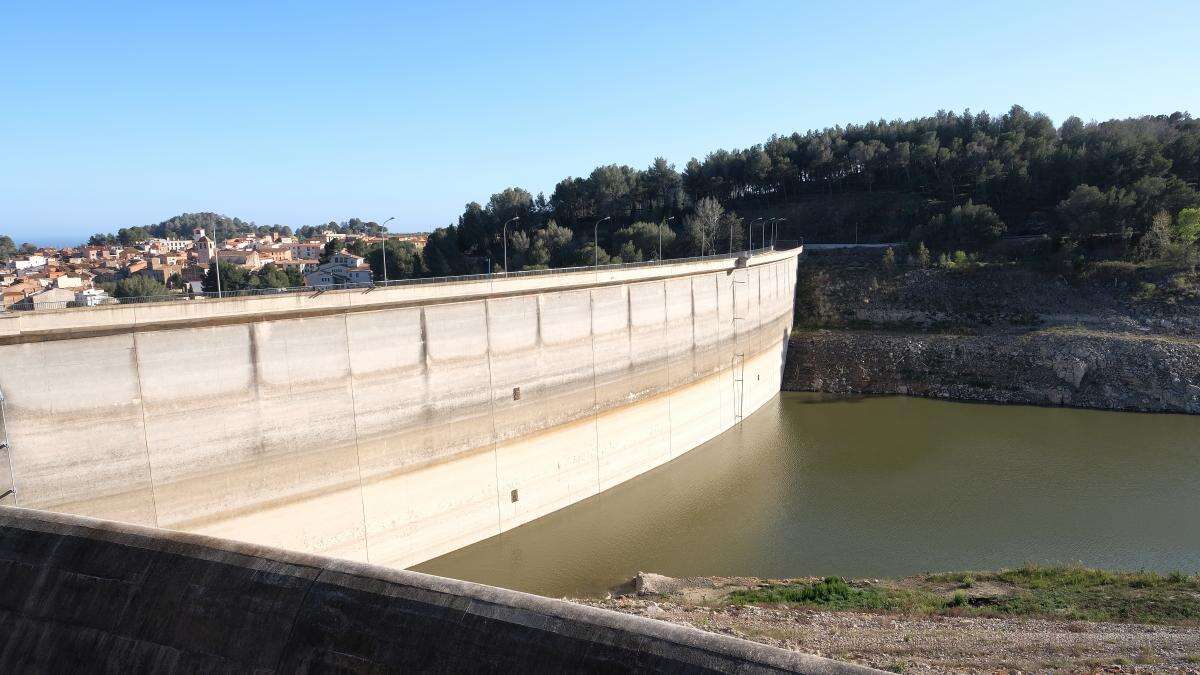 Riudecanyes pide a los vecinos acortar el tiempo de las duchas porque el agua está contaminada