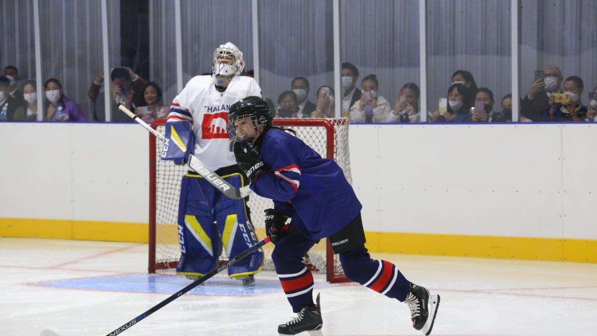 La reina de Tailandia inaugura una pista de hockey sobre hielo y disputa el partido