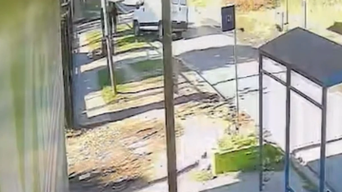 Le dan una camioneta para tapizar, sale borracho a dar una vuelta y mata a una chica de 16 años