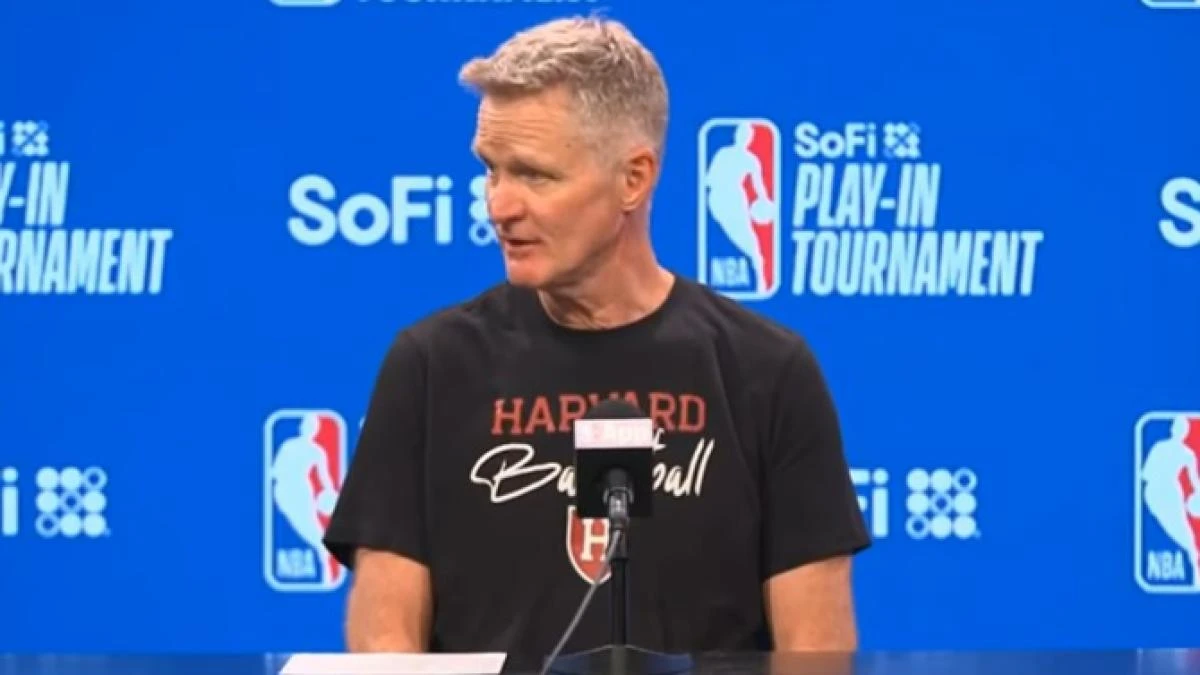Steve Kerr defiende a Harvard de Trump en el nombre del padre