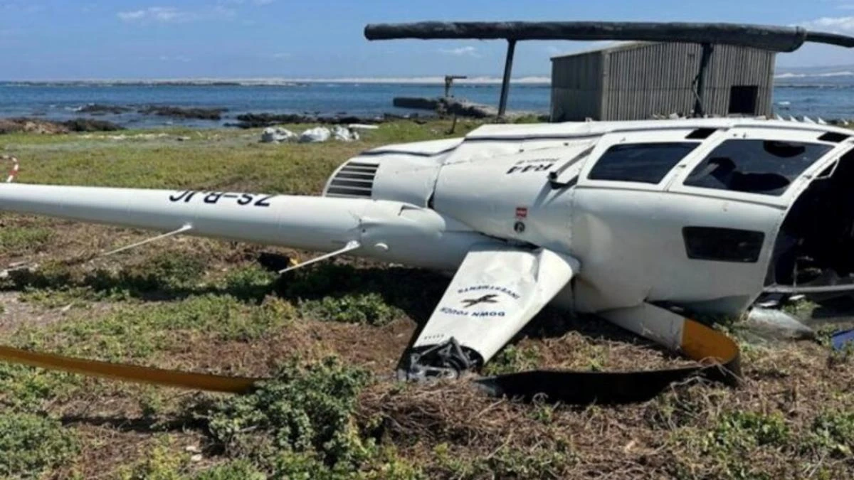 Un helicóptero se estrella contra el suelo por culpa de un pingüino