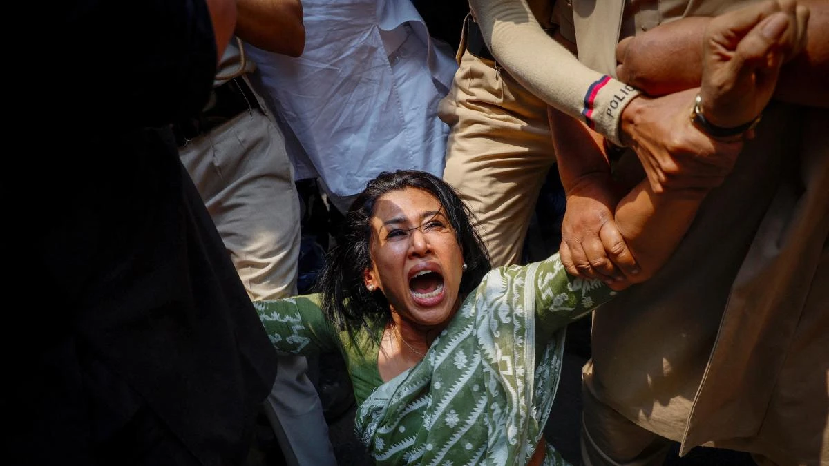 Protestas y detenciones en la India tras las acusaciones de corrpción contra los Gandhi