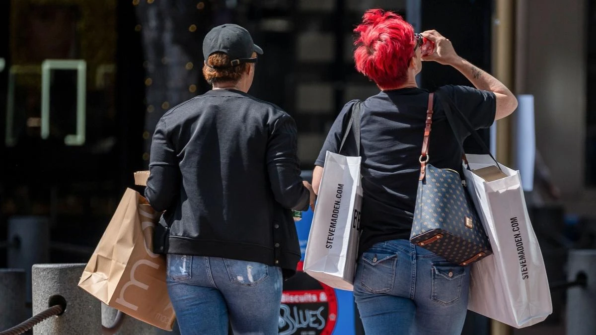 Los estadounidenses empiezan a recortar gastos ante el caos económico